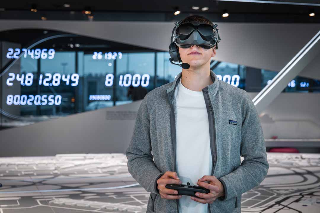 FPV Drohnenrundflug Fraport_PACO MEDIA_Besucherzentrum_21_web FPV Drohnenpilot mit VR Brille