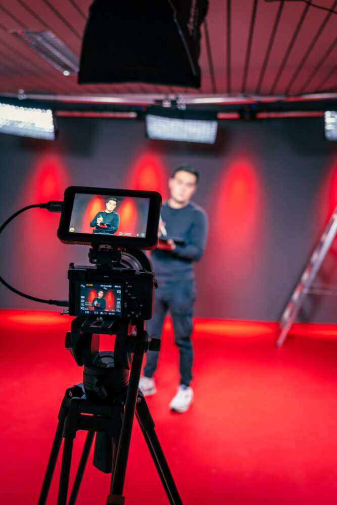 PACO MEDIA Studio Mainz – Set-Aufbau im Zollhafen Rheinallee 88
