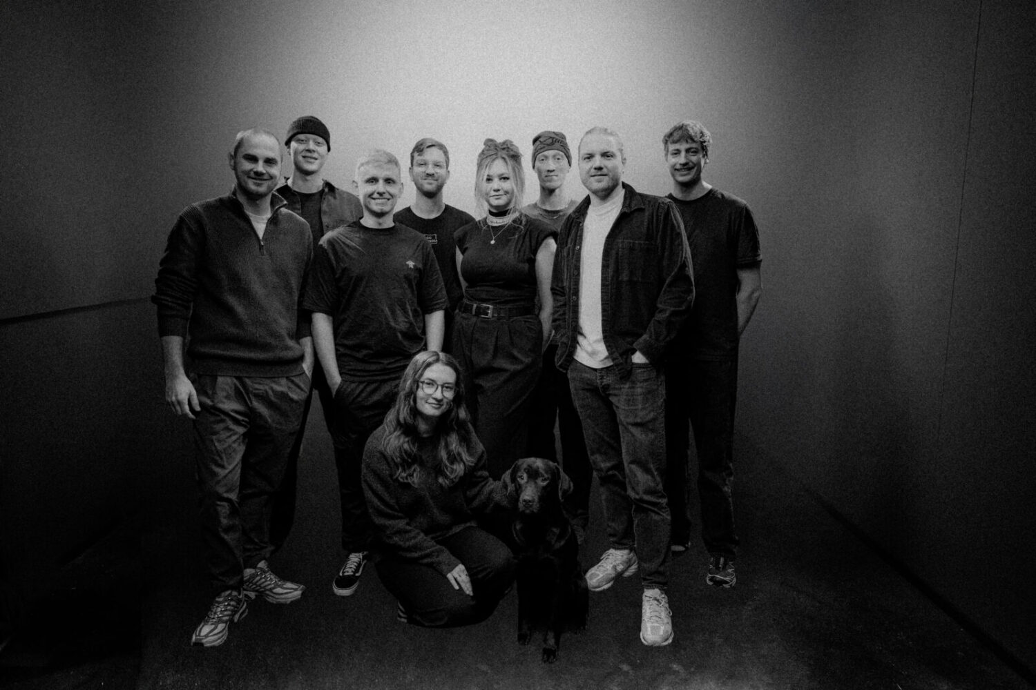 Gruppenfoto des PACO MEDIA Teams im eigenen Studio in Mainz