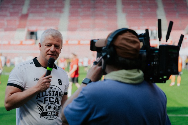 Kamerateam von PACO MEDIA bei der Moderation auf dem Spielfeld der MEWA ARENA