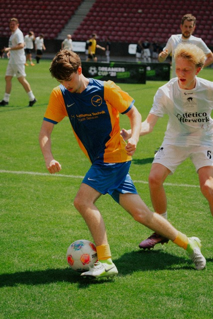 Zweikampf beim Charity-Fußballturnier Dreamers Cup '26 in Mainz