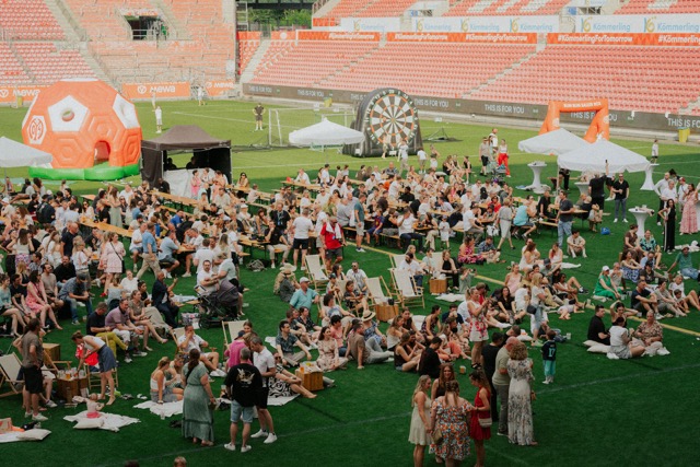 Gäste auf dem Rasen der MEWA ARENA beim Sommerfest