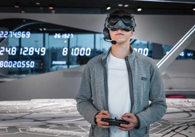 FPV Drohnenrundflug Fraport_PACO MEDIA_Besucherzentrum_21_web FPV Drohnenpilot mit VR Brille